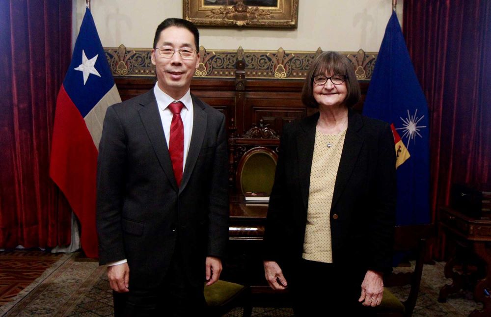 "Conversamos sobre nuestro compromiso mutuo de fortalecer el intercambio académico en distintos ámbitos disciplinares, y muy especialmente sobre los nuevos programas e iniciativas", dijo la Rectora Devés.