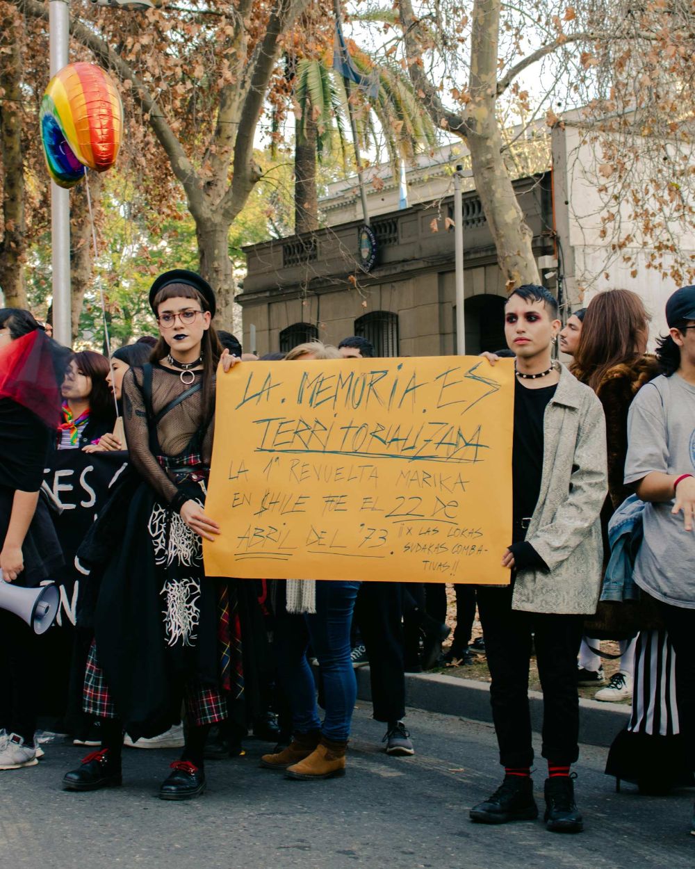Aunque el mes del orgullo tiene relación con un hecho histórico ocurrido en junio de 1969 en EE.UU., Chile también tiene sus propios hitos como la primera "protesta homosexual" en la Plaza de Armas de Santiago el 22 de abril de 1973.