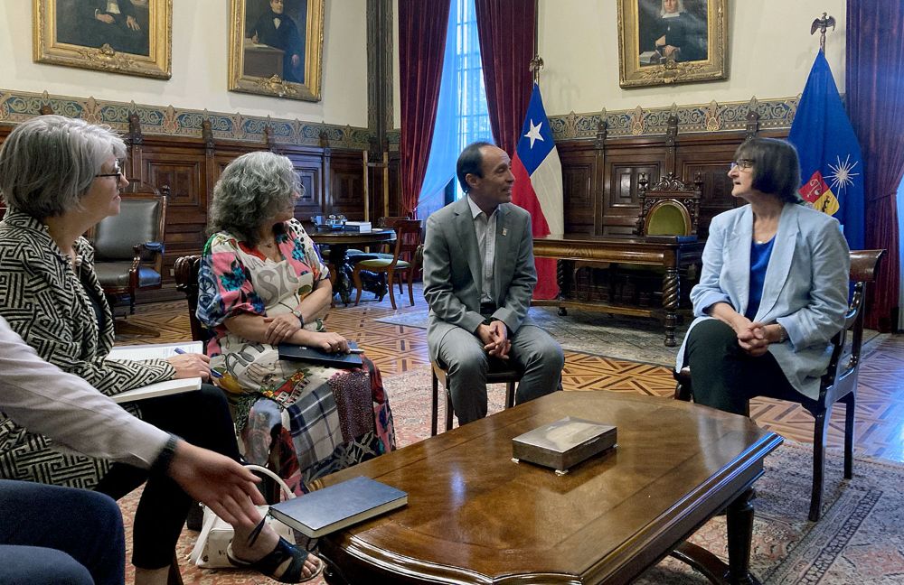 La rectora Devés y las vicerrectoras Barba y Bonnefoy recibieron al ministro Pizarro en el despacho de la Rectoría.