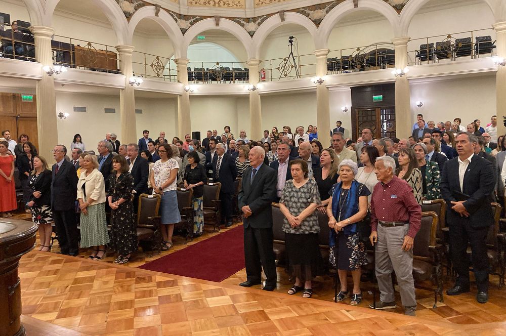 La ceremonia se realizó en un Salón de Honor lleno de familiares, compañeros de trabajo y amigo del galardonado, quien no pudo asistir por motivos de salud.