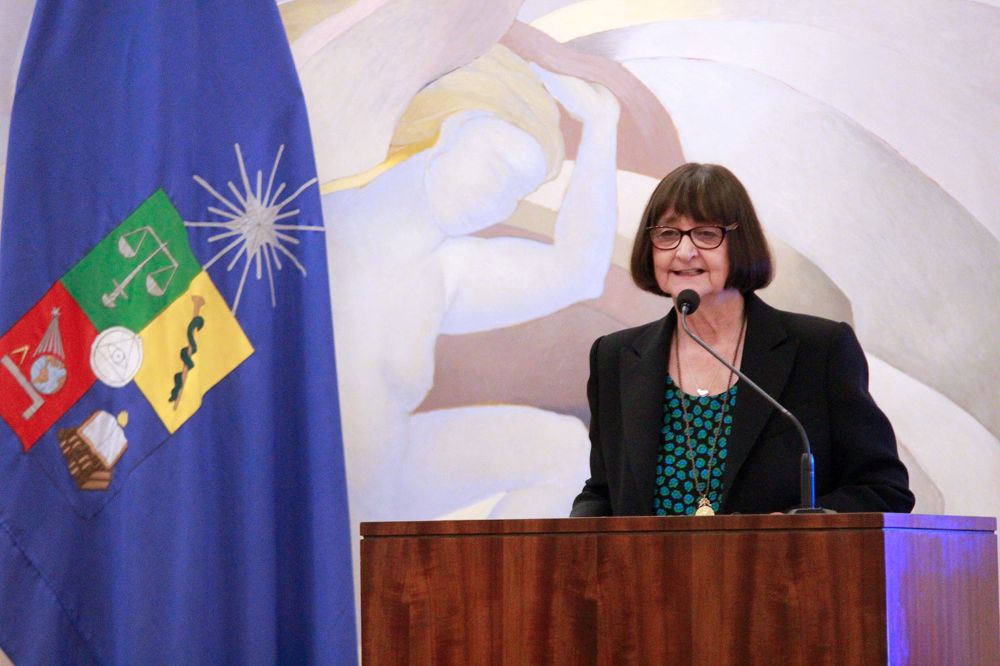 "Carlos Castro, con su actuar íntegro y generoso, es uno de los agentes morales que nos han servido de guía, y es por ello que la U. de Chile lo distingue", señaló la Rectora Devés.