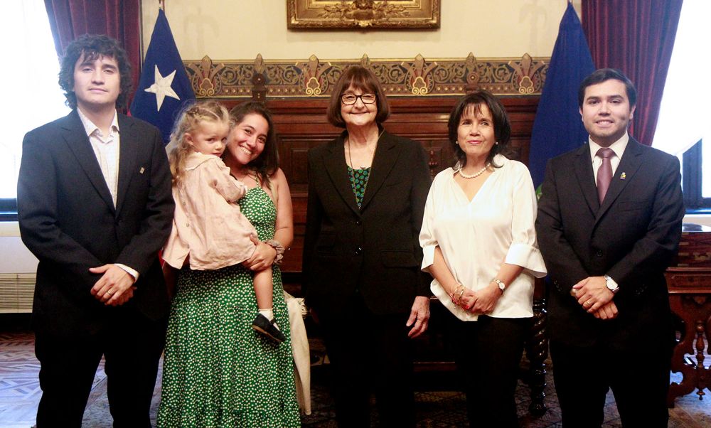 La familia de Carlos Castro fue recibida en la oficina de la Rectoría por la máxima autoridad universitaria, Rosa Devés.