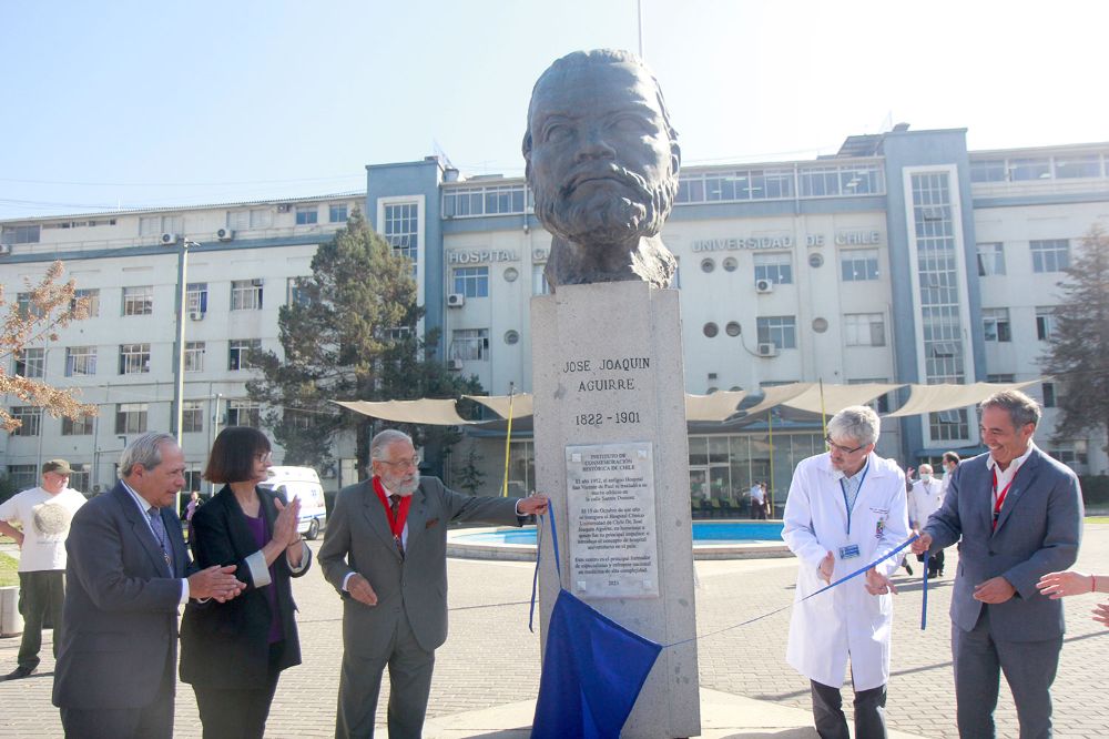 La placa fue elaborada por el Instituto de Conmemoración Histórica, que ha instalado más de 500 de ellas en diferentes partes de Chile y el mundo.