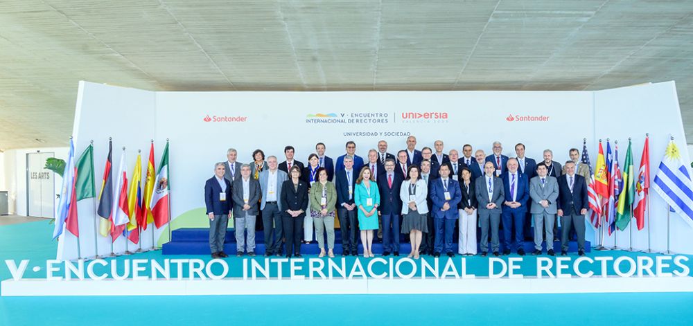 La Rectora de nuestra Casa de Bello, Rosa Devés, y el Rector Eduardo Hebel de la U. de la Frontera participaron en los paneles del encuentro. 