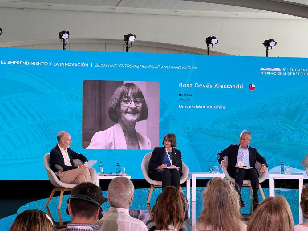 El panel en el que participó la Rectora se tituló “Impulsando el emprendimiento y la innovación: Educando en competencias emprendedoras" y en él dialogó con otras tres autoridades universitarias.