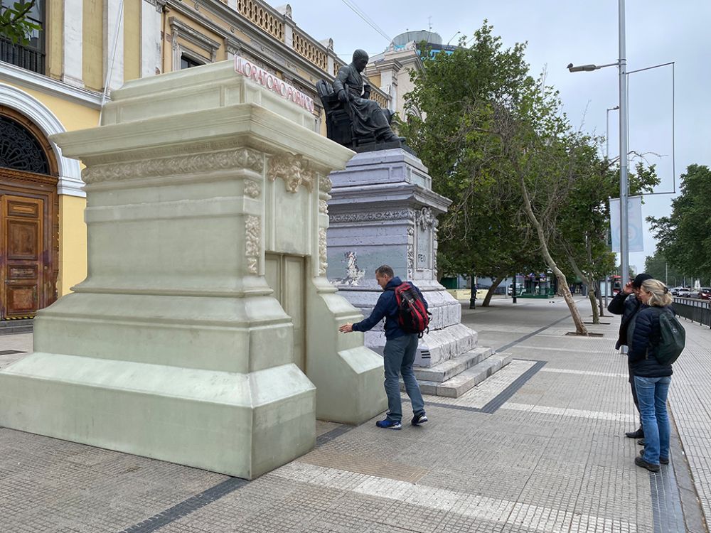 “La idea de este trabajo es recuperar el espacio clausurado del pedestal y abrirlo a un uso público; recuperar ese espacio cerrado y disponerlo como espacio posible y seguro para llorar en la vía pública, problematizando el pedestal al revertir su función metafórica”, sostuvo la artista Ángela Ramírez.