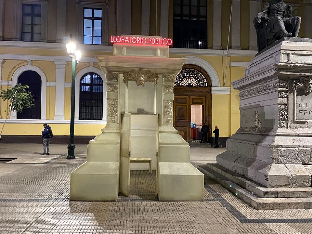 “Hace un tiempo encontré en la esquina de una calle a una mujer peruana llorando amargamente. Era tanto su llanto que me acerqué para preguntarle si podía hacer algo por ella”, recordó la artista. La mujer le contestó “sólo necesito llorar”. “No puedo llegar así a mi casa, ya que allí están mis hijos y mi madre”, le explicó la mujer.