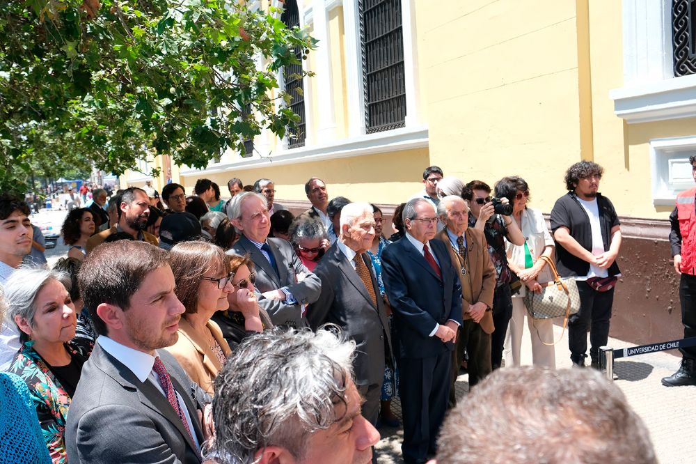 La ceremonia de instalación de la placa se realizó en la Alameda, frente a la Casa Central, y luego de la Cuenta Pública 2023 del Senado Universitario.