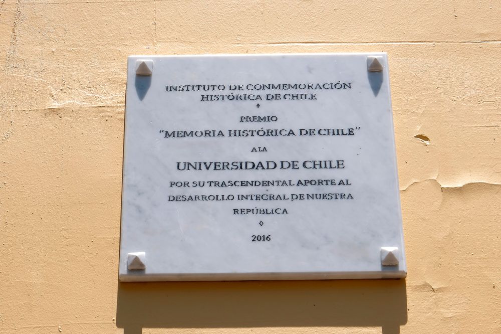 El Instituto de Conmemoración Histórica ha entregado más de 500 placas conmemorativas en lugares de interés histórico tanto dentro como fuera de Chile.