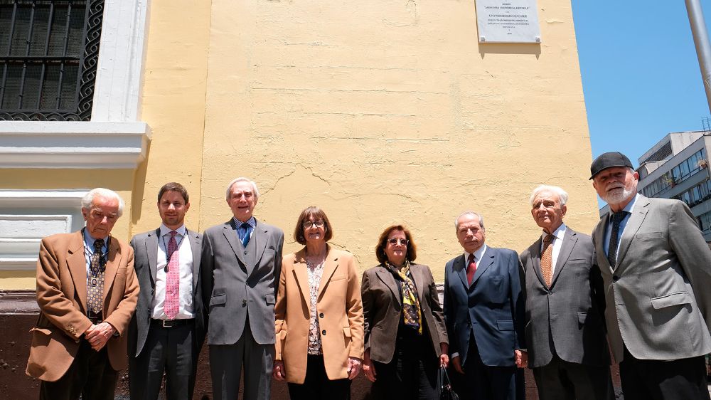 La placa fue instalada en el sector norponiente de la fachada de Casa Central, específicamente en la esquina de San Diego con la acera sur de la Alameda.