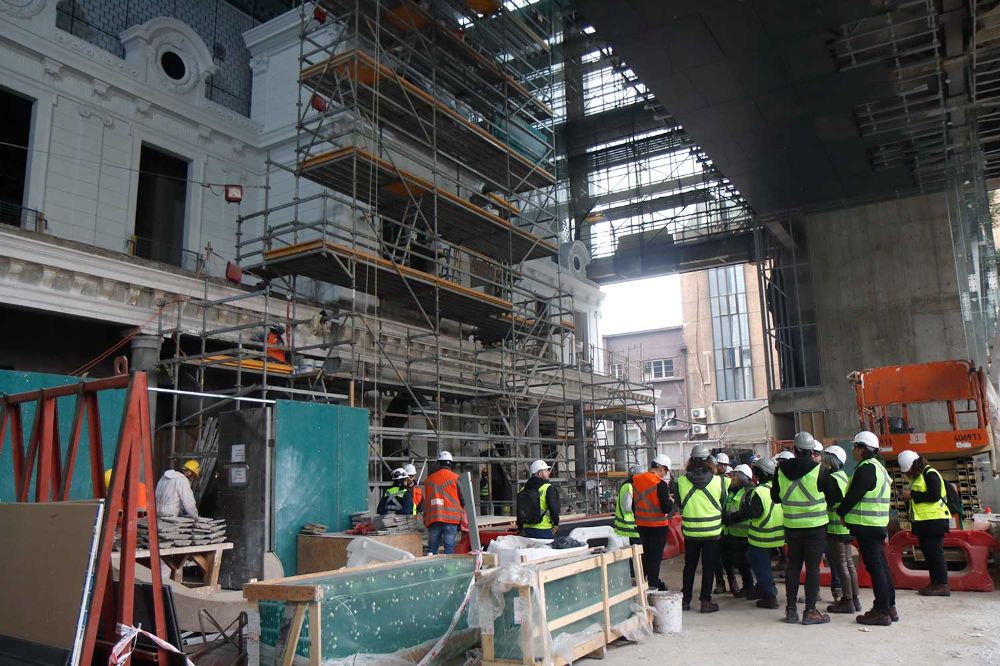 La delegación visitó la fachada que tendrá el edificio por la calle Vicuña Mackenna, que surge de un trabajo de restauración y reconstrucción del antiguo frontis de la Facultad de Química y Farmacia.
