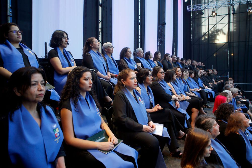 El Coro Sinfónico Universidad de Chile, dirigido por Juan Pablo Villarroel, también deleitó al público asistente. 