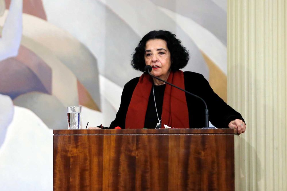 Presentando a la homenajeada, la profesora Faride Zerán afirmó que esta medalla fue entregada a Alicia Lira “por su convicción, valentía y resistencia contra la dictadura civil-militar”, y por su contribución “de manera sostenida a la defensa de los derechos humanos".