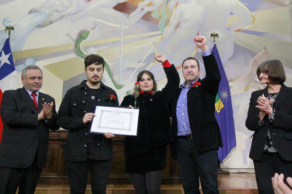 La institución otorgó ocho nuevos títulos póstumos y simbólicos a los estudiantes de la Facultad de Derecho Littré Quiroga Carvajal, Héctor Mario Silva Iriarte, José Tohá González, Guillermo Osvaldo Vallejo Ferdinand y Fernando Abraham Valenzuela Rivera.