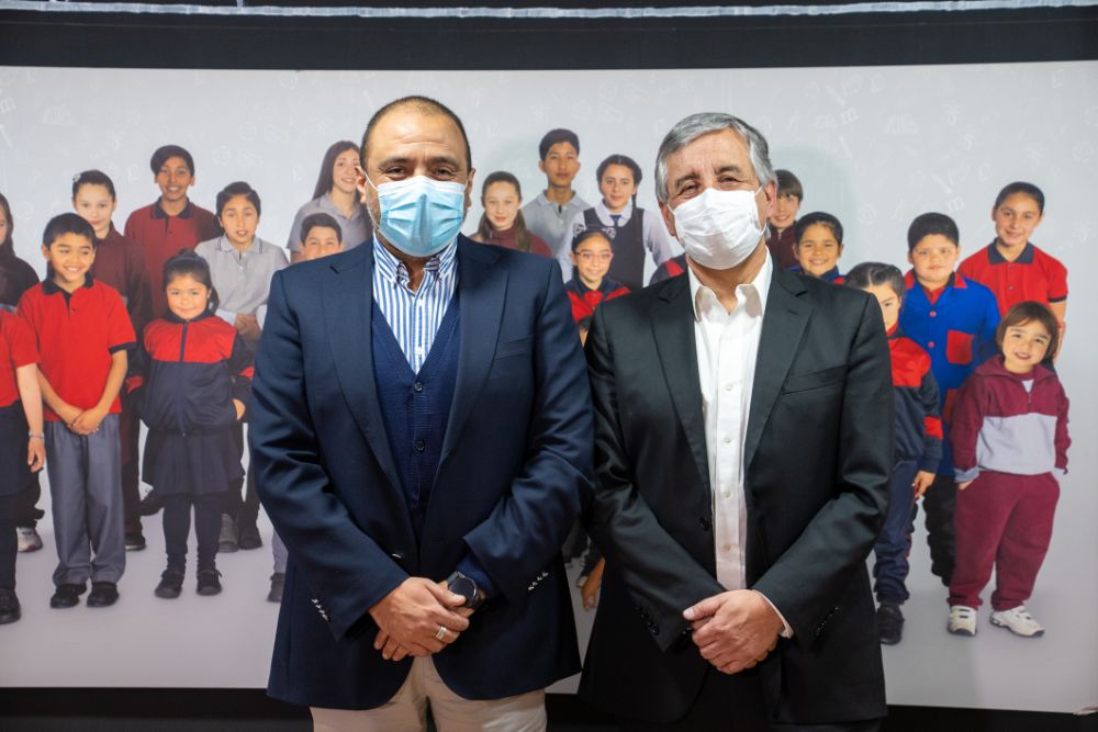El profesor Lavandero junto al Ministro de Educación, Marco Antonio Ávila.