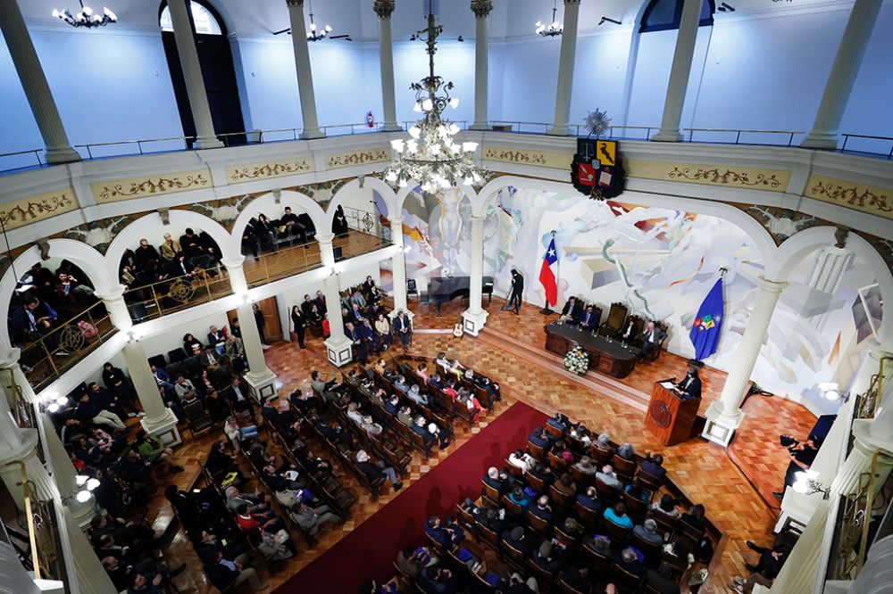 La Rectora agradeció la conferencia magistral dictada por el Premio Nacional de Humanidades y Ciencias Sociales 2009 y Profesor Emérito de la Universidad de Valparaíso, Agustín Squella, titulada “¿Son un invento los derechos humanos?”.