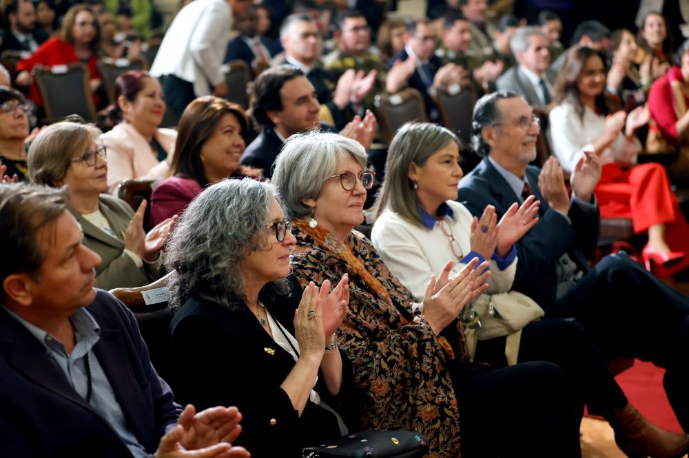 A la ceremonia asistieron autoridades nacionales, como el ministro de Educación Nicolás Cataldo, y autoridades universitarias, como las vicerrectoras Barba y Bonnefoy.