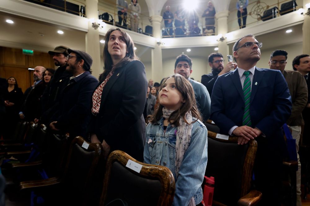 En línea con la presentación del profesor Squella, la Rectora Devés ratificó el compromiso de la Universidad para educar en y para los Derechos Humanos, diciendo que al plantel le cabe también un rol “de articulador de intereses e intérprete de sentidos de la convivencia nacional”.