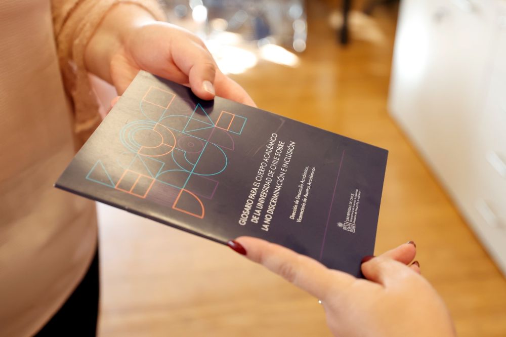 Los nuevos y nuevas académicos del plantel recibieron el Glosario para el Cuerpo Académico de la Universidad de Chile sobre la no discriminación e inclusión, emitido por la Dirección de Desarrollo Académico. 