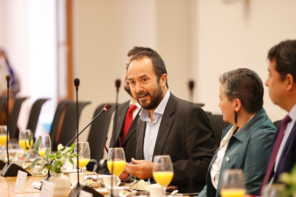 El director de Investigación de la U. de Chile, Rodrigo Fuster, destacó que el trabajo de las instituciones e INIA "es un vínculo que nos enlaza en una tarea que es probablemente de las tareas más desafiantes del futuro que es la producción de alimentos para la población crecientes”. 