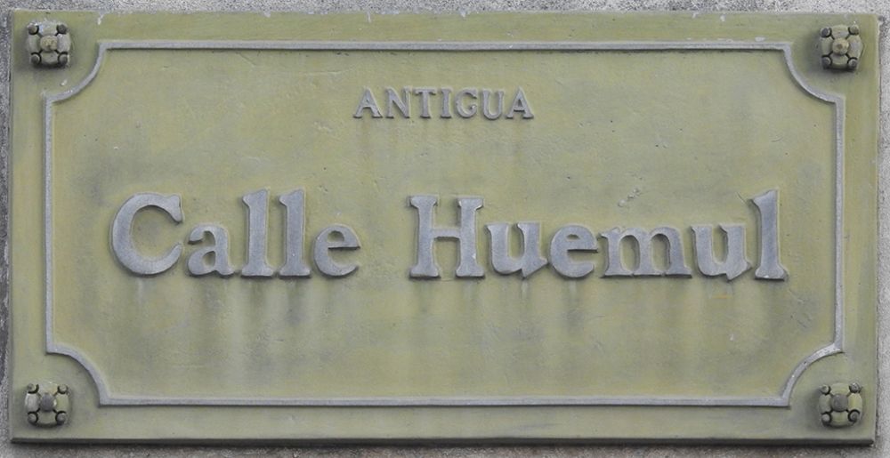 Carlos Navarro y René Larroucau, ambos profesionales de la Universidad de Chile, publicaron este libro que recopila las placas que aún recuerdan los primeros nombres de algunas calles de Santiago.