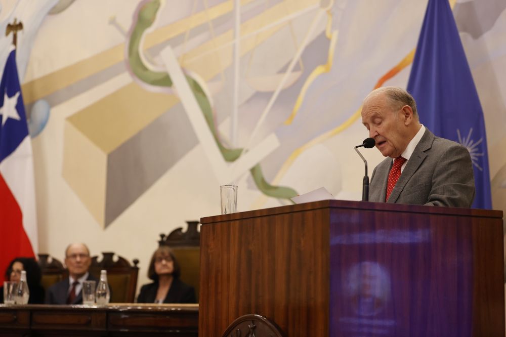 El profesor Emilio Roessler –Medalla Juvenal Hernández Jaque 2022 en Ciencia y Tecnología– fue el encargado de presentar al profesor Oyarzún, de quien destacó “su dedicación ejemplar".