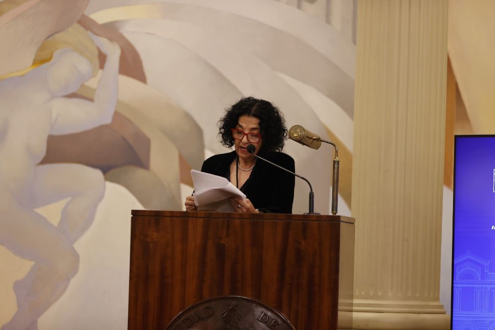 Antes de recibir el reconocimiento, el profesor Barros fue presentado por la profesora Faride Zerán, ganadora de la Medalla Juvenal Hernández Jaque 2022 en la misma categoría.