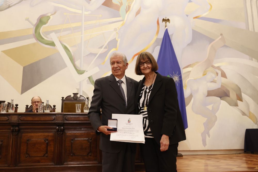 El profesor Oyarzún, especialista en enfermedades respiratorias que ha desarrollado una muy destacada labor científica a través de proyectos Fondecyt y de organismos nacionales y extranjeros, también se mostró agradecido por el reconocimiento.