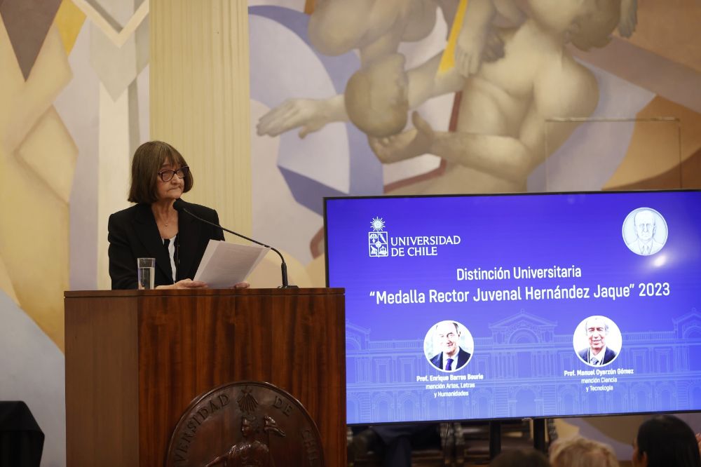 Para cerrar la ceremonia, la Rectora Devés destacó a ambos premiados como profesores "respetados y admirados por sus estudiantes, líderes en sus respectivos campos disciplinares y profesionales, forjadores de instituciones, servidores públicos e innovadores".