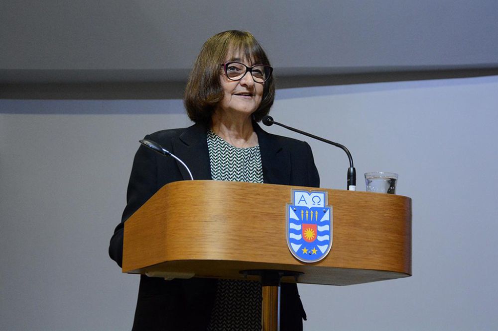 “No solo es preciso defender nuestros enfoques inclusivos, sino que debemos educar para sostener esa defensa en los tiempos difíciles que se avecinan, en los cuales la solidaridad y los principios de igualdad serán especialmente necesarios", señaló la Rectora Devés.