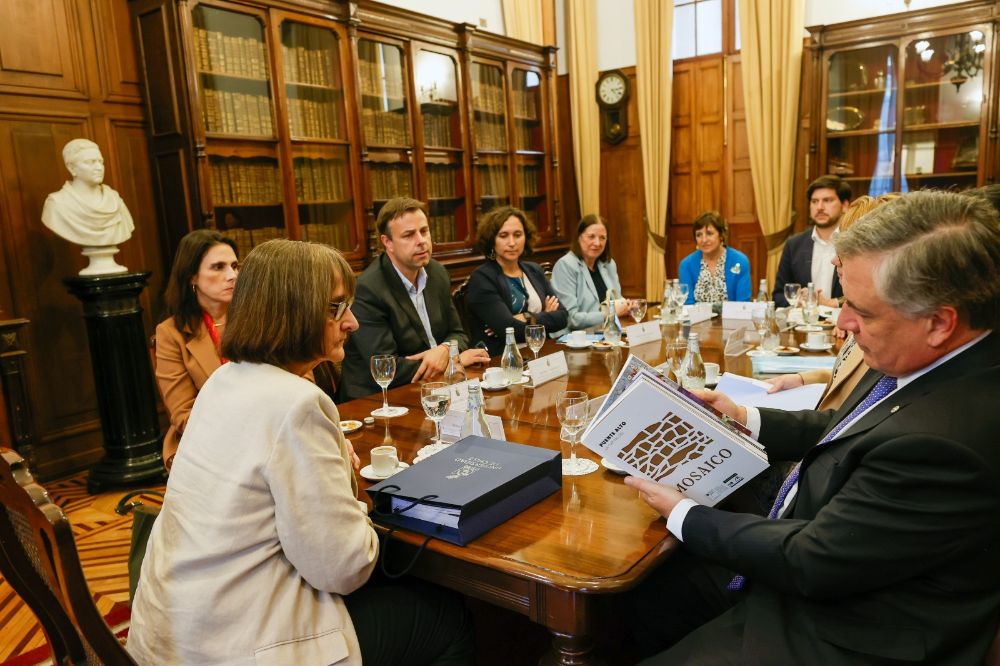 Por parte de la Universidad, participaron de la reunión las profesoras Alicia Salomone, Anahí Urquiza y Dorotea López. También fue invitado el alcalde de Puente Alto y egresado de la U. de Chile, Germán Codina, quien nació en Montevideo.