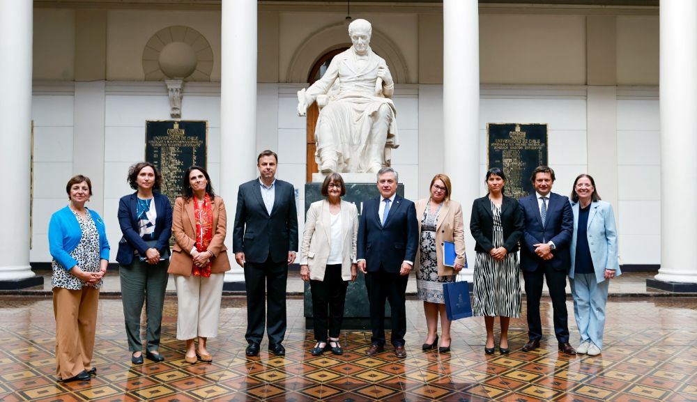 "“La reunión con el canciller Paganini y su delegación fue muy importante para explorar acciones de colaboración entre nuestra Universidad y las universidades uruguayas en un contexto que nos demanda el trabajo cooperativo para producir conocimiento de frontera en problemas sociales relevantes", dijo la Rectora Devés.