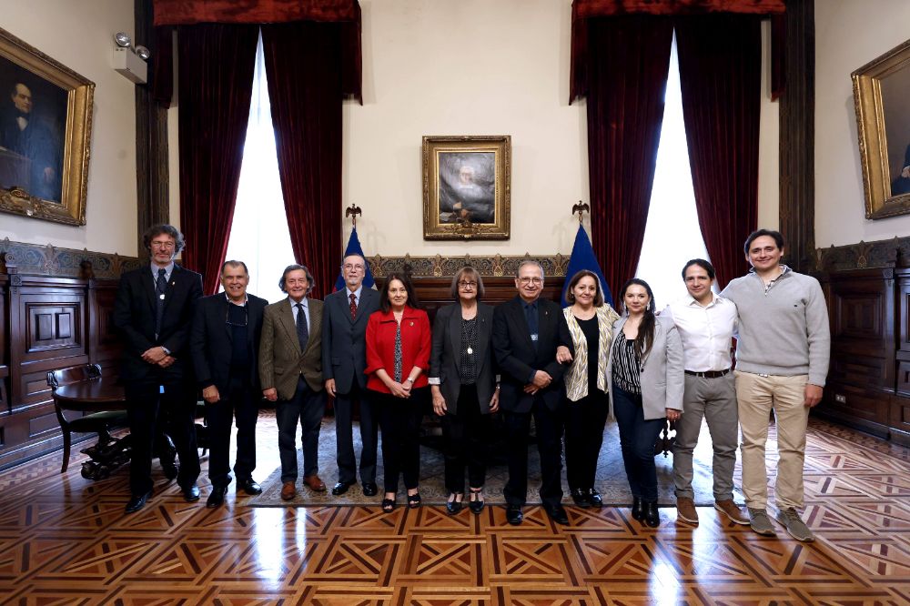 Previo a la ceremonia, la Rectora Devés recibió a Iván Silva y a su familia en su despacho.
