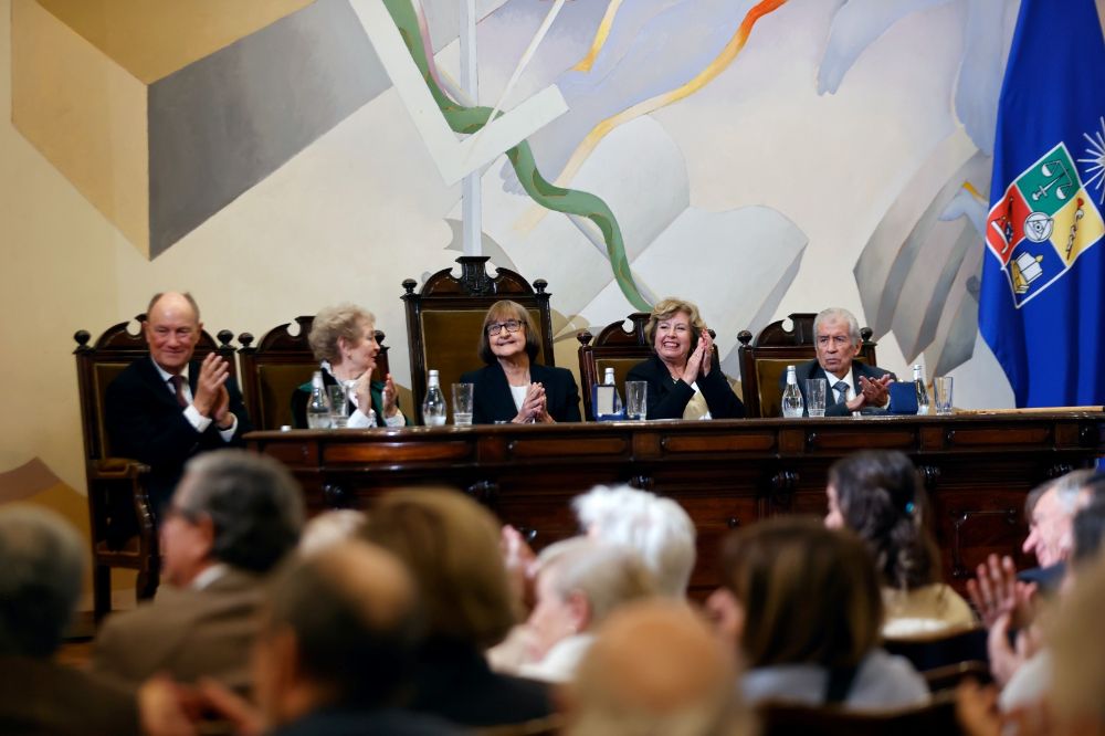 Con este nuevo reconocimiento para las profesoras Infante y Rubio, la Medalla ha sido entregada a 64 egresadas y egresados de la Universidad de Chile.