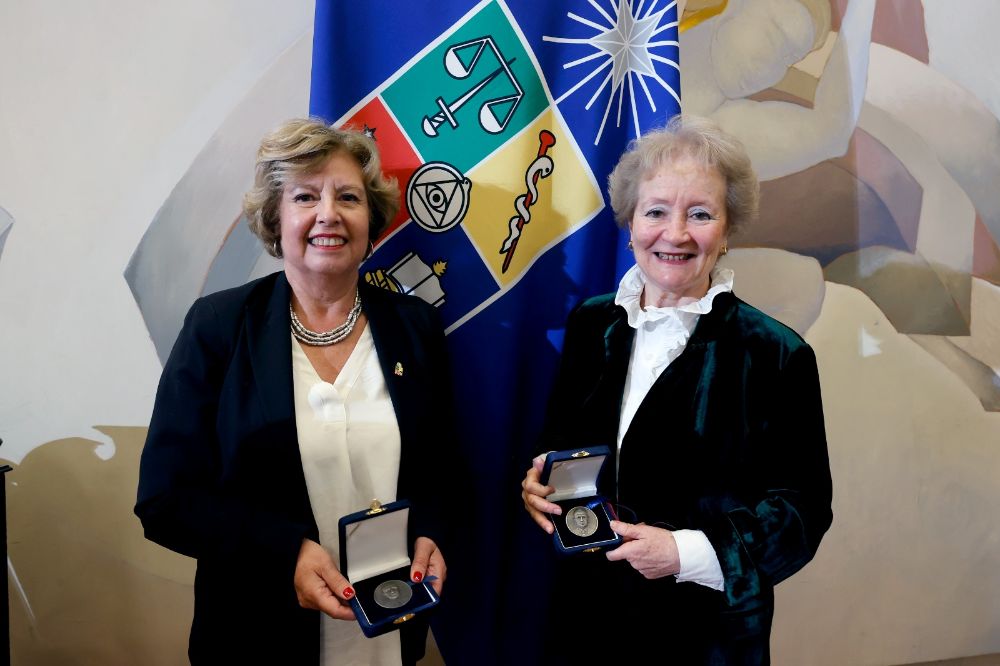 Se trata de la primera vez en que la Medalla Rector Juvenal Hernández Jaque se entrega a dos mujeres de manera simultánea en ambas menciones.