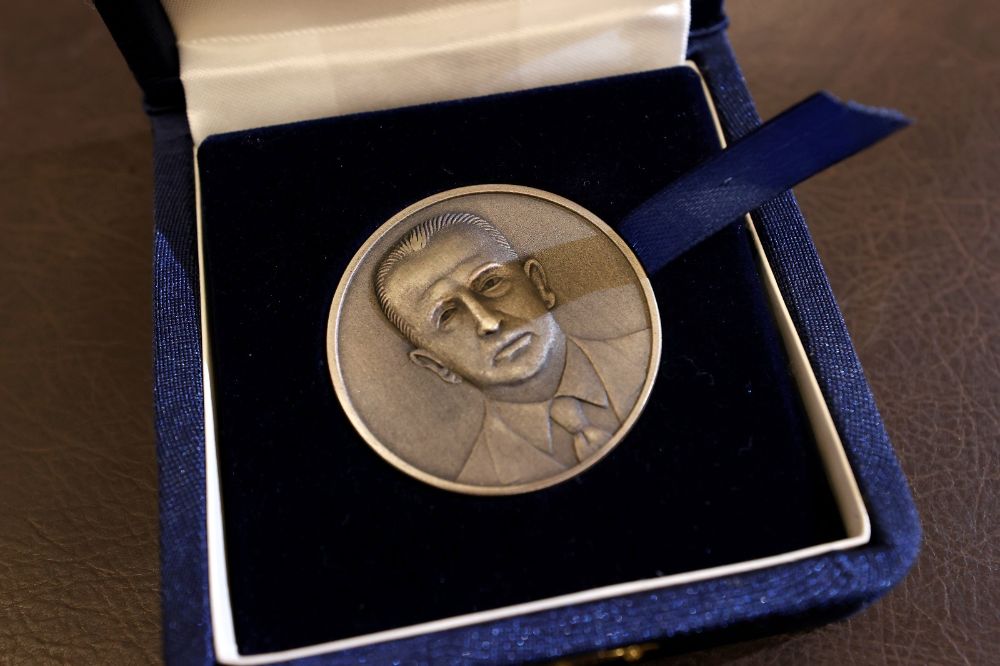 La Distinción Medalla Rector Juvenal Hernández fue instituida por Decreto Universitario en el año 1983, coincidiendo su creación con la conmemoración de los 50 años de su nombramiento como Rector de la U. de Chile.