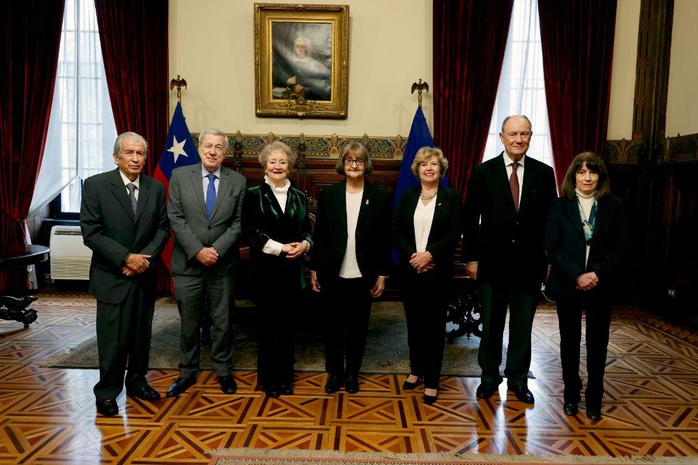 En la ceremonia también estuvieron presentes la prorrectora de la Universidad de Chile, Alejandra Mizala, y el Ministro de Relaciones Exteriores, Alberto van Klaveren.