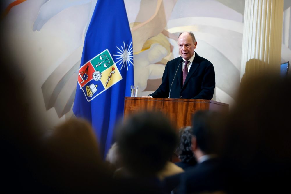 El profesor Enrique Barros, anterior acreedor del reconocimiento, tuvo la responsabilidad de presentar a María Teresa Infante.