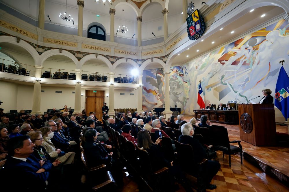 La comunidad universitaria reunida en el Salón de Honor de la Universidad de Chile celebró este miércoles 30 de abril la entrega de la Medalla Rector Juvenal Hernández Jaque 2024. 