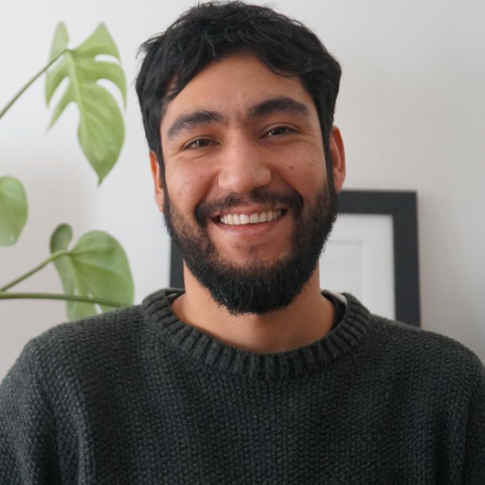 "El guanaco tiene un super match -en el Tinder de vegetación- con el espino, puesto que es gracias a la digestión que hace este animal rumiante de sus semillas lo que beneficia su reproducción y la de otras especies", explica Matías Guerrero, estudiante del doctorado del Departamento de Geografía Uchile e investigador IEB.