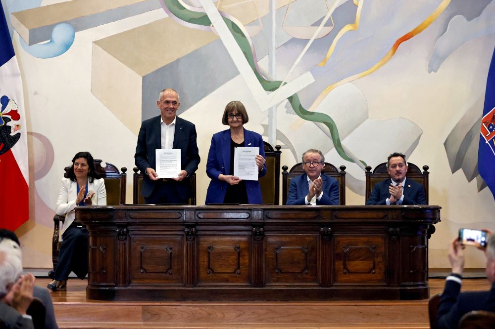 En la ceremonia además se firmó la extensión del convenio International Research Laboratory (IRL) entre la Universidad de Chile y el CNRS, encabezado por su presidente, Antoine Petit, quien relevó la histórica relación de cooperación científica entre Francia y Chile.