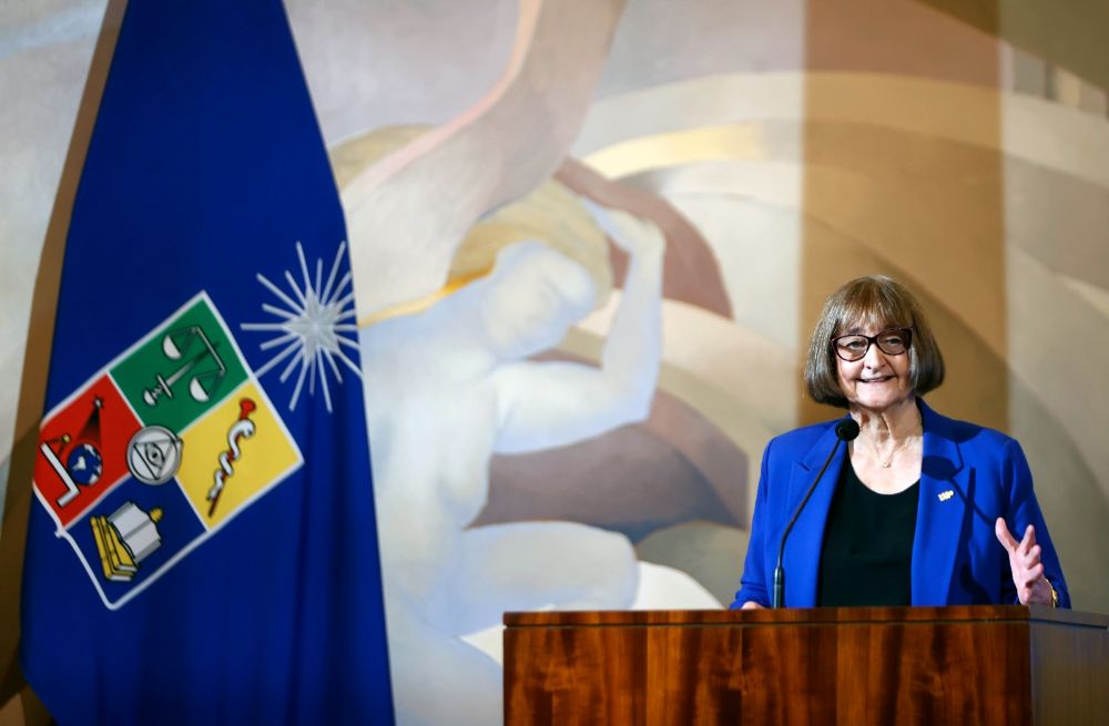 La Rectora Rosa Devés encabezó esta ceremonia, indicando que "este aniversario nos encuentra en un momento complejo, en el que principios que hasta hace poco considerábamos indiscutibles están siendo cuestionados".