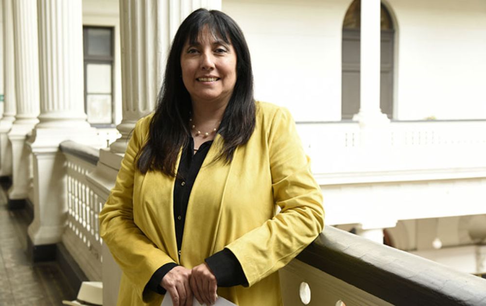 "Hace falta un control cercano a la menarquia, donde uno puede abordar todos estos temas a tiempo, evaluar cómo son los ciclos menstruales en las jóvenes, cómo fue su desarrollo puberal para aliviar esta situación”, enfatiza la Doctora Adela Montero, profesora del Centro de Medicina Reproductiva y Desarrollo Integral del Adolescente (CEMERA) de la Universidad de Chile.