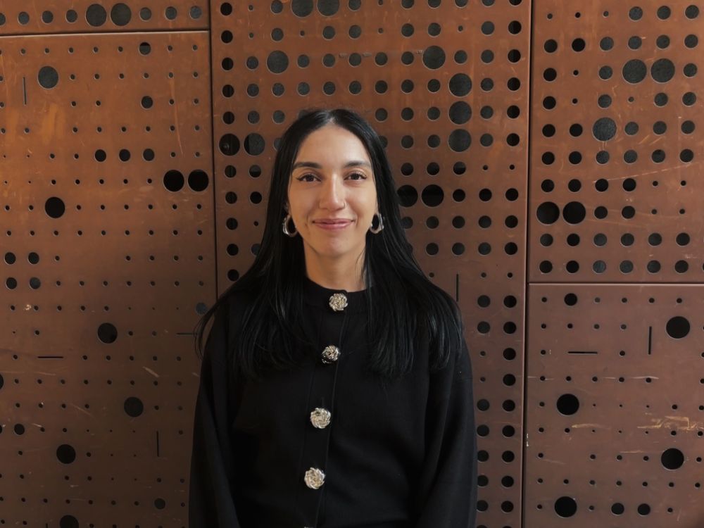 Desde que Rocío Vera empezó con el proyecto digital @lavidaconendo, la periodista egresada de la Uchile ha recibido decenas de mensajes de mujeres que viven con endometriosis. Experiencias, dudas, testimonios, miedos y alegrías que muchas han compartido, como una forma de acompañarse y de abrir una conversación sobre esta enfermedad poco conocida en el cotidiano.