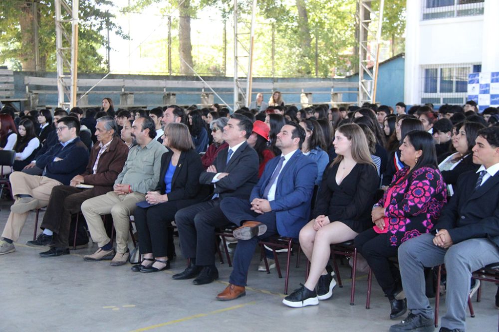 Junto a la Rectora, en el acto participaron el director del establecimiento, Miguel Rivera; el alcalde de la comuna, Claudio Cumsille; el presidente del Centro de Alumnos, Vicente Donoso; la presidenta del Centro General de Padres, Ana Muñoz; la egresada del Liceo, Renata Flores, quien hoy es estudiante de Derecho de la Universidad de Chile; concejales de Peralillo; y la comunidad escolar del Liceo Víctor Jara.