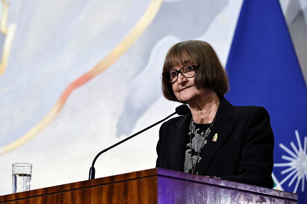 La rectora de la Universidad de Chile, Rosa Devés Alessandri, presidió la Ceremonia de Inauguración del Año Académico 2025, que tuvo lugar en el Salón de Honor de la Casa Central de la Cada de Bello.