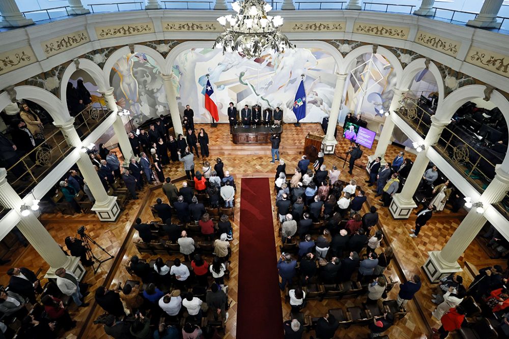 En la ceremonia también participaron autoridades de la U. de Chile, como la Prorrectora Alejandra Mizala; integrantes del Consejo y Senado Universitario y del Consejo de Evaluación, y autoridades del país, entre otras y otros invitados especiales. 