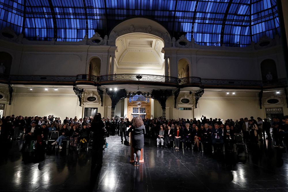 La inauguración tuvo una amplia convocatoria de asistentes, quienes posteriormente recorrieron la muestra ubicada en el subterráneo del museo.