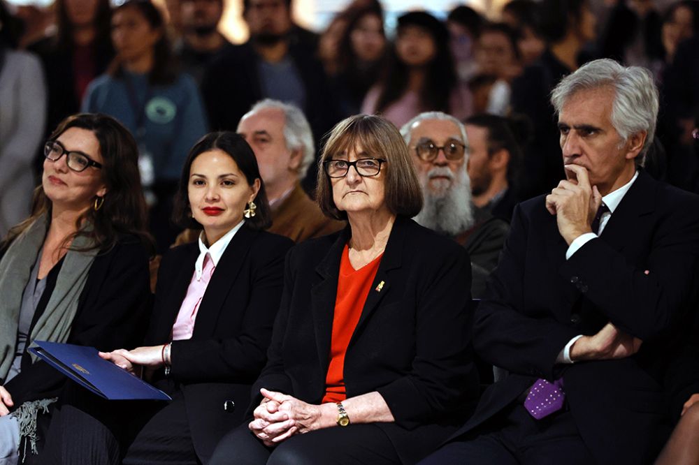 La Rectora Devés se reunió en la ocasión con la directora del MNBA, Varinia Brodsky, la ministra Arredondo y el curador de la muestra, Roberto Amigo.