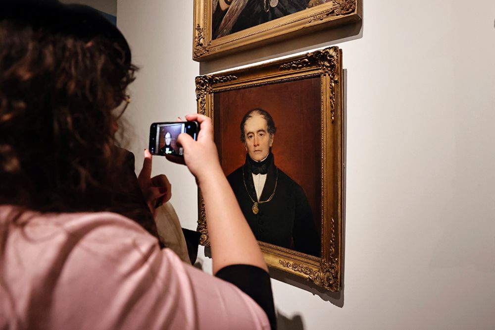 El cuadro inspiró la estampilla de diez centavos emitida con ocasión del centenario de su muerte en 1965 y el billete de veinte mil pesos que el Banco Central de Chile empezó a hacer circular en 2010.